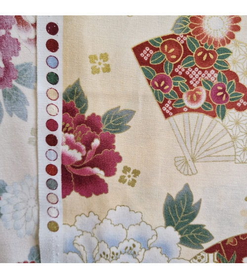 Tela japonesa  algodón 100% "Abanicos y flores multicolores" en marfil.
