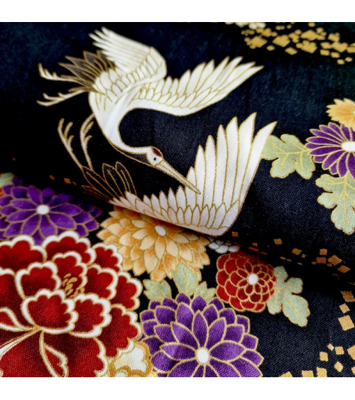 Tela japonesa Grullas al vuelo y flores en negro.