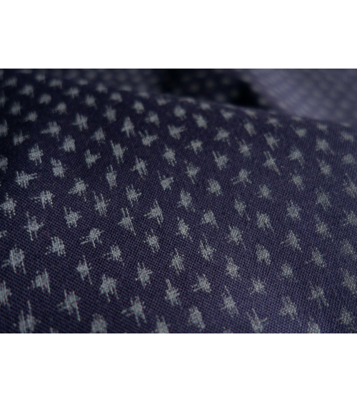 Tela japonesa. Motivo tipo kasuri sobre azul navy