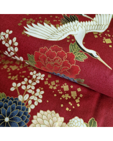Tela japonesa Grullas al vuelo y flores en rojo.