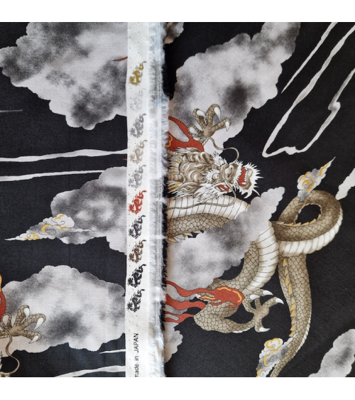 Tela japonesa de algodón de dragones y nubes en negro.