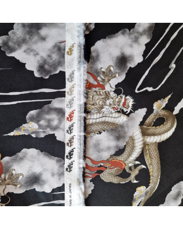 Tela japonesa de algodón de dragones y nubes en negro.