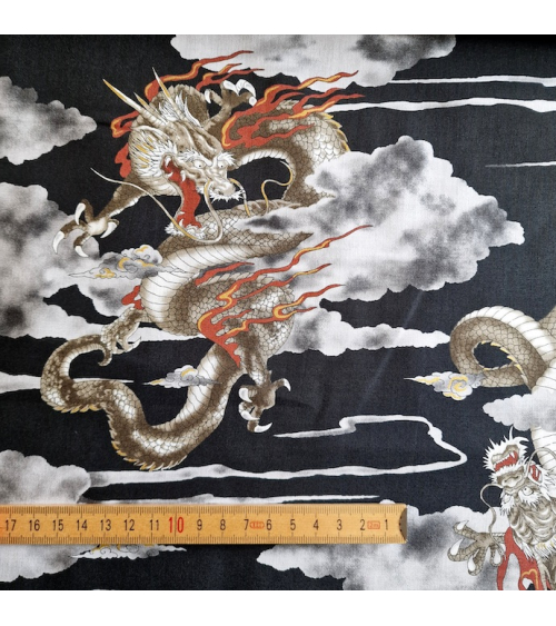 Tela japonesa de algodón de dragones y nubes en negro.
