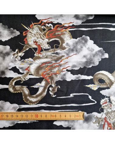 Tela japonesa de algodón de dragones y nubes en negro.