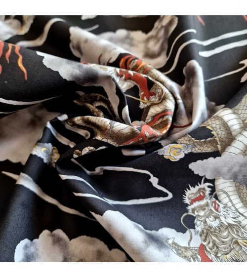 Tela japonesa de algodón de dragones y nubes en negro.