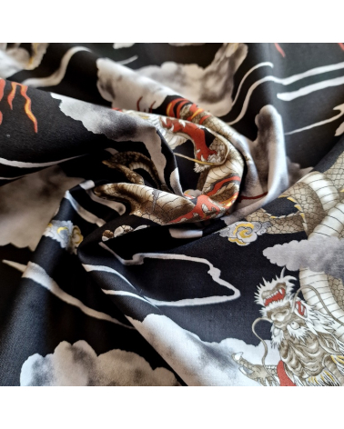 Tela japonesa de algodón de dragones y nubes en negro.