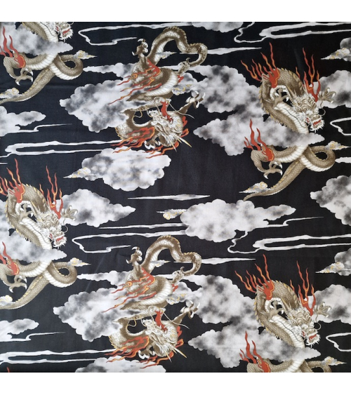 Tela japonesa de algodón de dragones y nubes en negro.