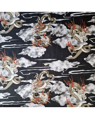 Tela japonesa de algodón de dragones y nubes en negro.