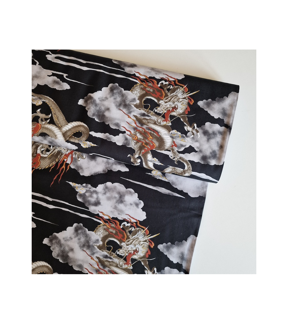 Tela japonesa de algodón de dragones y nubes en negro.