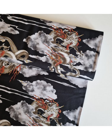Tela japonesa de algodón de dragones y nubes en negro.