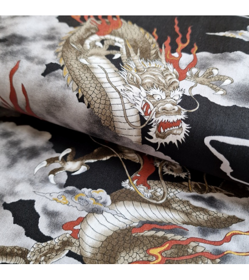 Tela japonesa de algodón de dragones y nubes en negro.