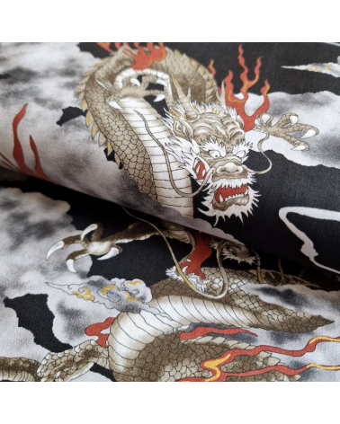 Tela japonesa de algodón de dragones y nubes en negro.
