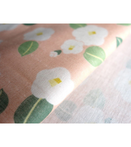Tela japonesa. Camelias blancas sobre fondo salmón