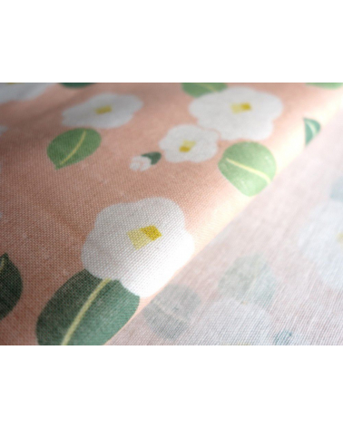 Tela japonesa. Camelias blancas sobre fondo salmón
