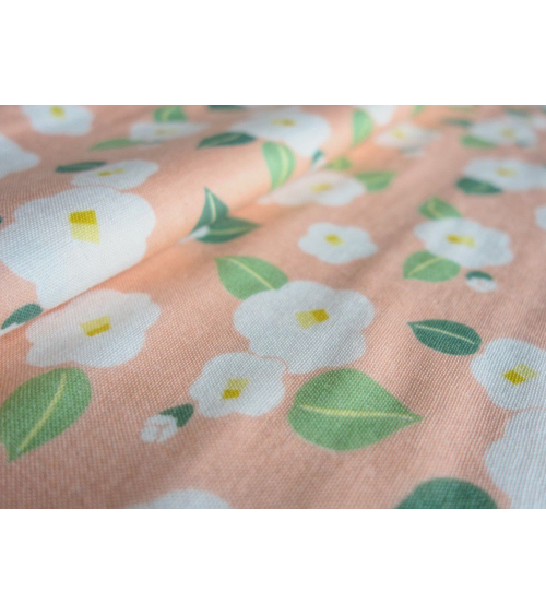 Tela japonesa. Camelias blancas sobre fondo salmón