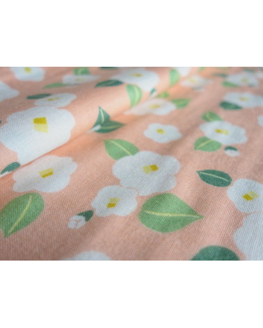 Tela japonesa. Camelias blancas sobre fondo salmón