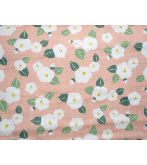 Tela japonesa. Camelias blancas sobre fondo salmón