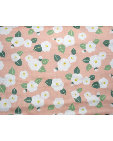 Tela japonesa. Camelias blancas sobre fondo salmón