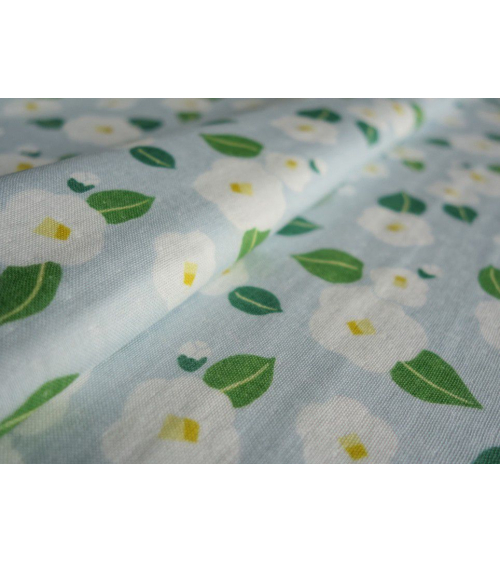 Tela japonesa. Camelias blancas sobre fondo azul cielo
