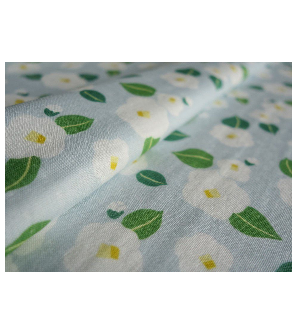 Tela japonesa. Camelias blancas sobre fondo azul cielo