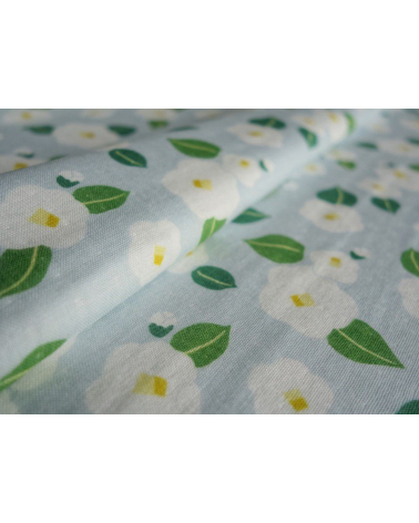 Tela japonesa. Camelias blancas sobre fondo azul cielo