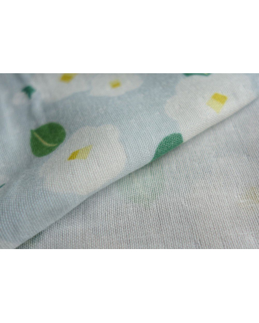 Tela japonesa. Camelias blancas sobre fondo azul cielo