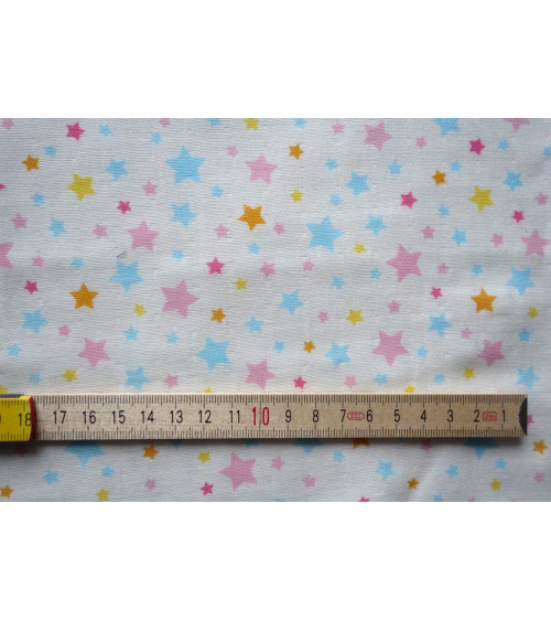 Tela japonesa. Estrellas de colores sobre fondo blanco