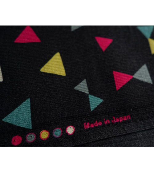 Tela japonesa. Triángulos de colores sobre fondo negro