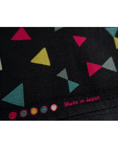 Tela japonesa. Triángulos de colores sobre fondo negro