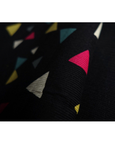 Tela japonesa. Triángulos de colores sobre fondo negro