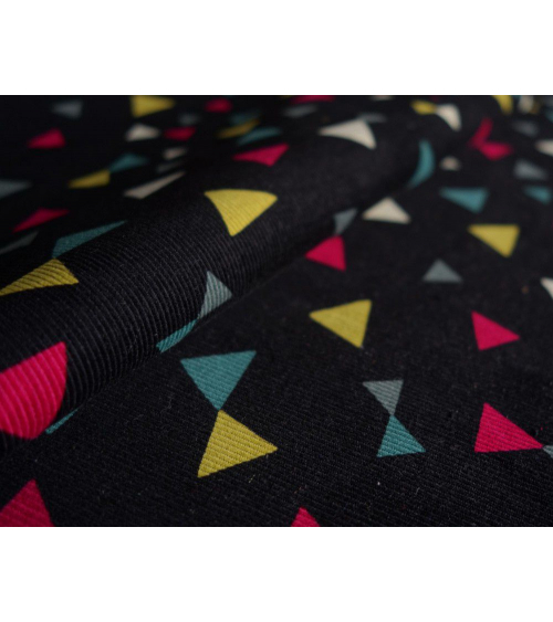 Tela japonesa. Triángulos de colores sobre fondo negro