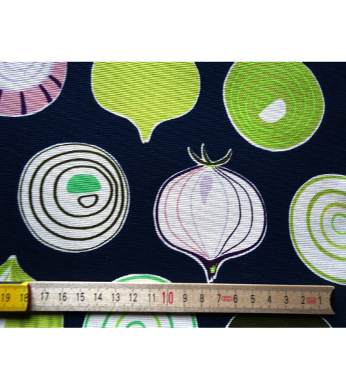 Tela japonesa. Cebollas multicolores sobre fondo azul navy