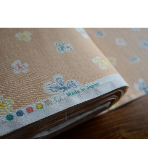 Tela japonesa. Flores sobre fondo salmón