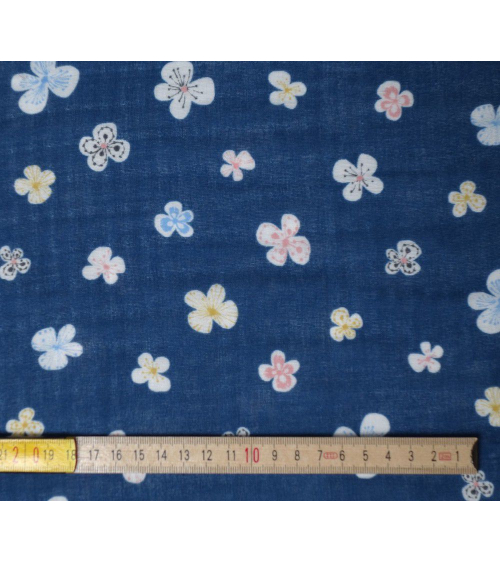 Tela japonesa. Flores sobre fondo azul oscuro