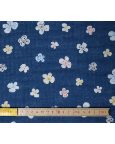 Tela japonesa. Flores sobre fondo azul oscuro
