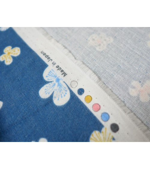 Tela japonesa. Flores sobre fondo azul oscuro