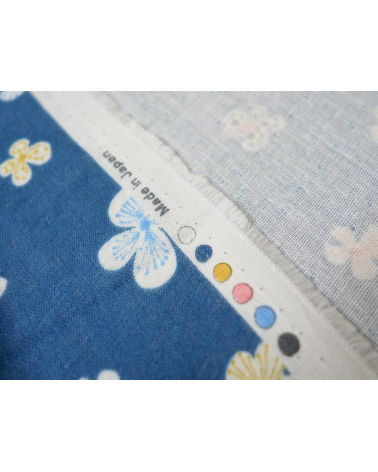 Tela japonesa. Flores sobre fondo azul oscuro