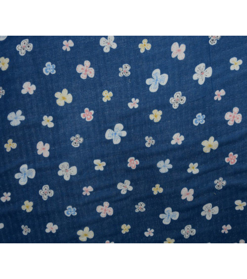 Tela japonesa. Flores sobre fondo azul oscuro