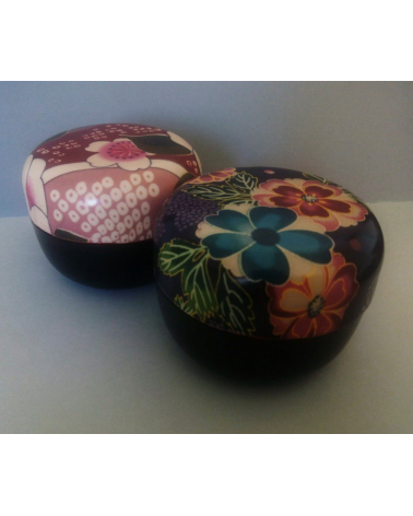 Cajita para té con motivos Yuzen en violeta