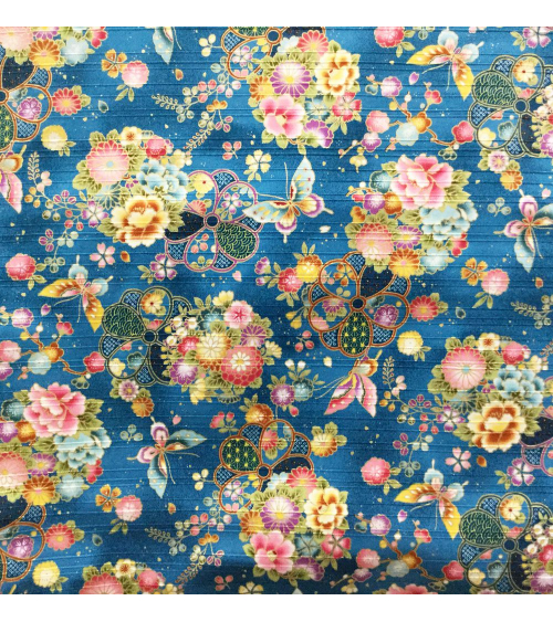 Tela japonesa. Satin flores y mariposas sobre fondo azulado