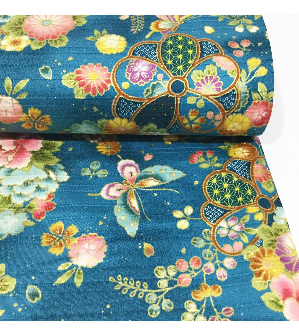 Tela japonesa. Satin flores y mariposas sobre fondo azulado