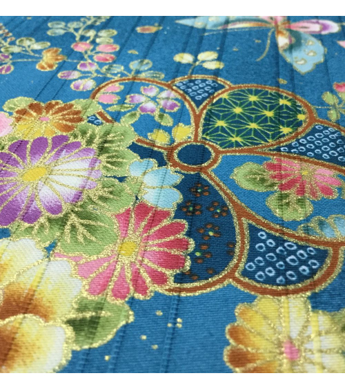 Tela japonesa. Satin flores y mariposas sobre fondo azulado