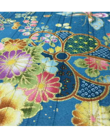 Tela japonesa. Satin flores y mariposas sobre fondo azulado