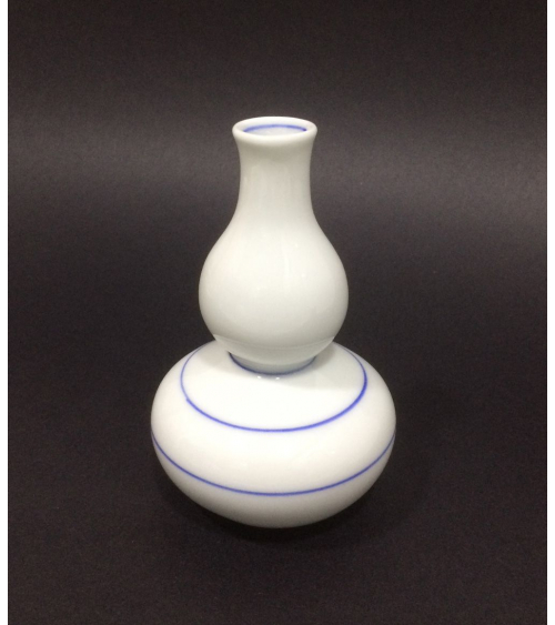 Botella de sake  de porcelana adornada con líneas azules