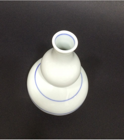 Botella de sake  de porcelana adornada con líneas azules