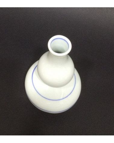 Botella de sake  de porcelana adornada con líneas azules