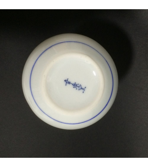 Botella de sake  de porcelana adornada con líneas azules