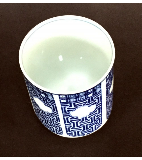 Vaso de té en porcelana con flor de iris