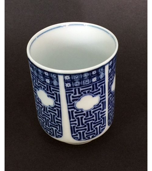 Vaso de té en porcelana con flor de iris