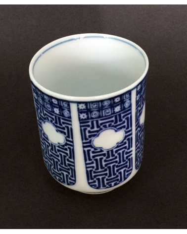 Vaso de té en porcelana con flor de iris